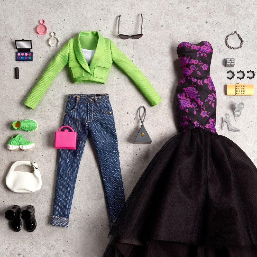 Barbie Studio Set Moda con Bambola Snodata, Specchiera con Sedia, 2 Look, 3  Paia di Scarpe e Accessori - MammacheShop