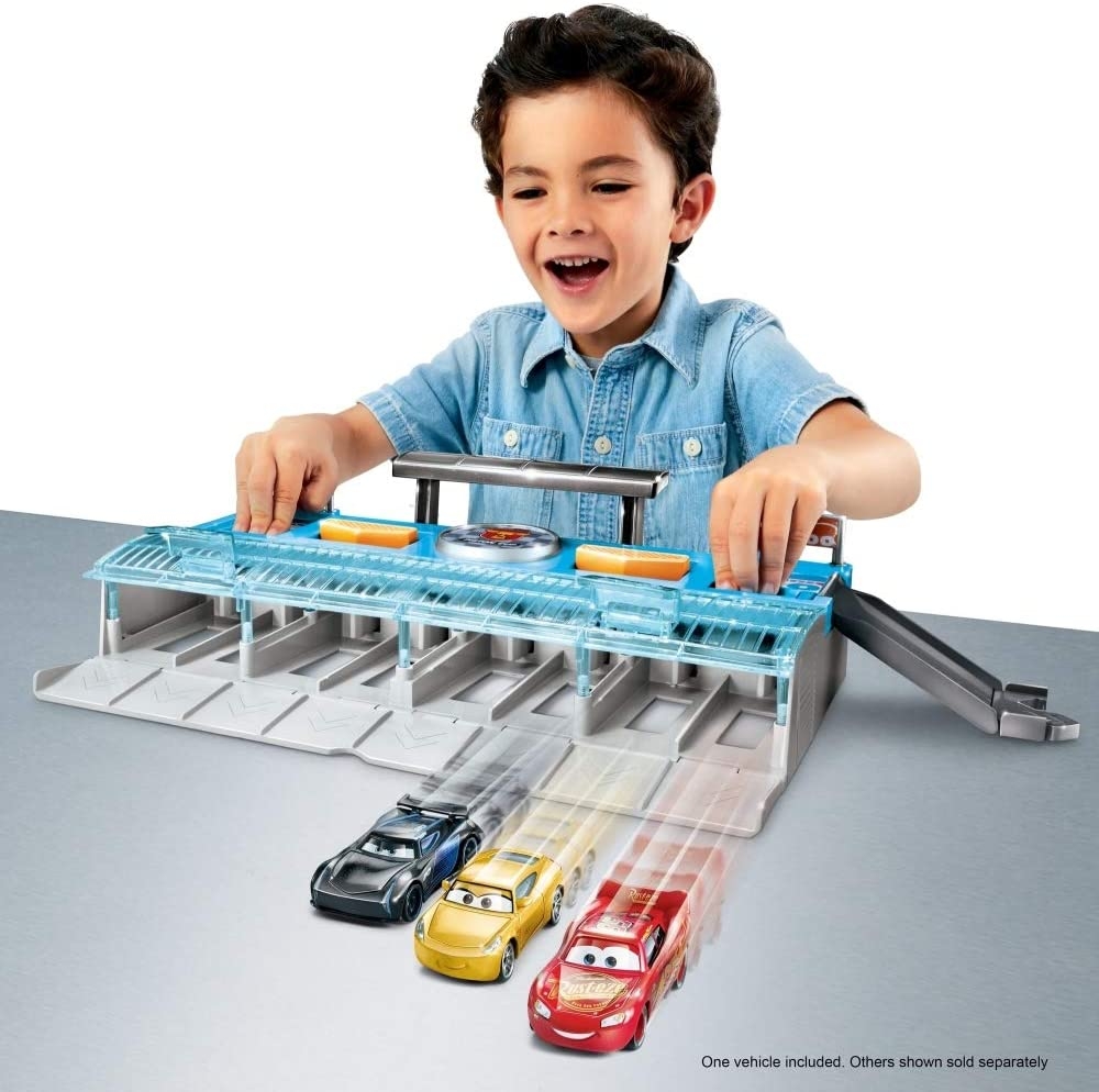 disney-cars-mega-lanciatore-multicorsa-1690456856.jpeg