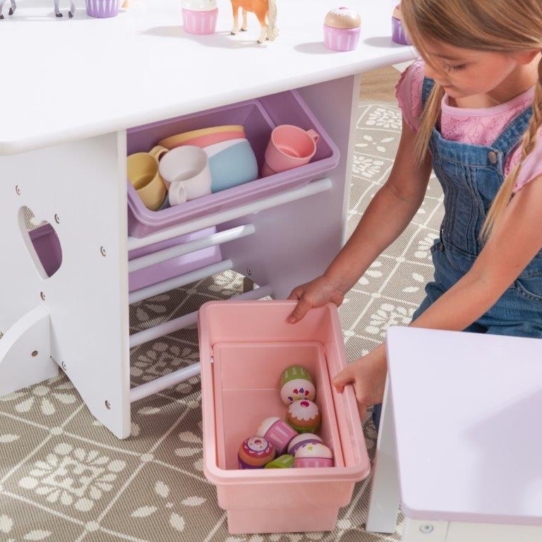 set-tavolo-con-portagiochi-e-2-sedie-bianco-e-rosa-1690457349.jpeg